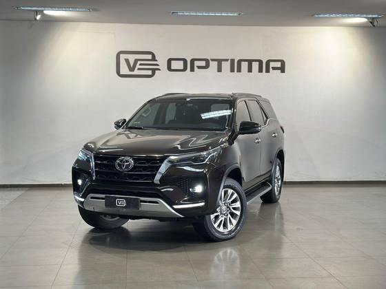 TOYOTA HILUX SW4 2.8 D-4D TURBO DIESEL SRX 7L 4X4 AUTOMÁTICO